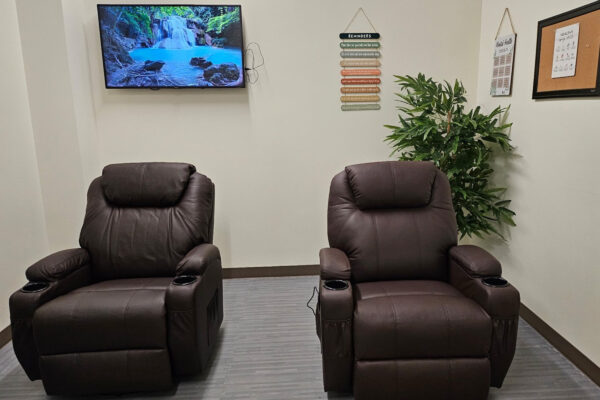 Zen room with 2 lounger chairs
